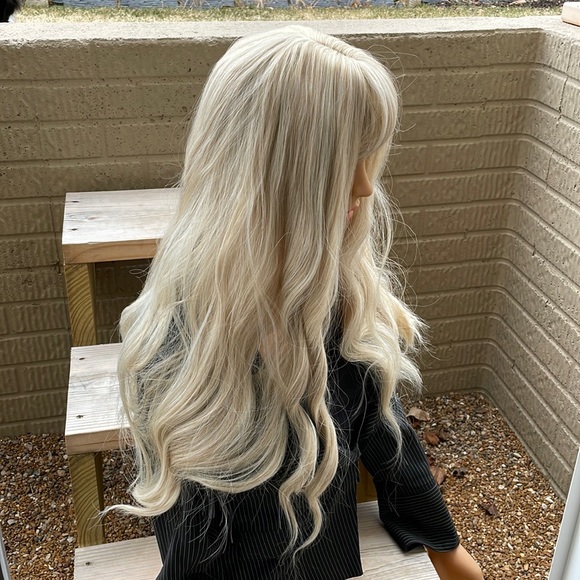 white matte wig long butter blonde beach waves wig bangs middle part 24” NWT - Picture 2 of 16